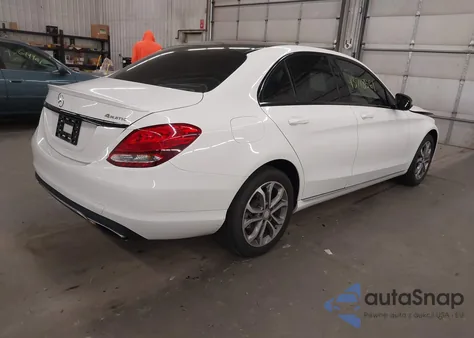 2016 Mercedes-Benz C 300 4Matic z USA, uszkodzony, nr VIN 55SWF4KB1GU134816
